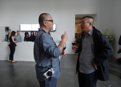 王小帅和刘小东交谈,是“儿时的朋友都胖了”的真实写照
王小帅和刘小东交谈,是“儿时的朋友都胖了”的真实写照