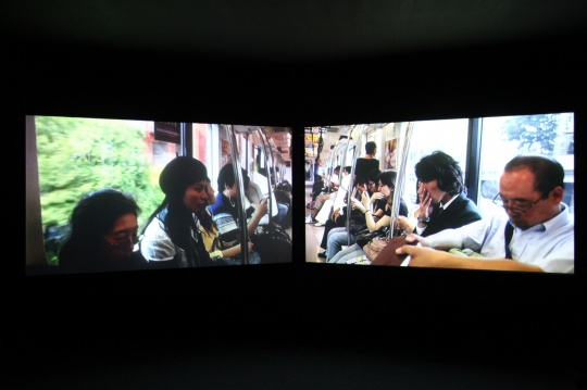 日本艺术家小泉明郎的作品《美好下午的剧场梦境》，作品获第十五届亚洲艺术大奖，在东京地铁系统中拍摄的影像，通过双频方式，构建了公众面对情绪崩溃的某乘客的反应。
