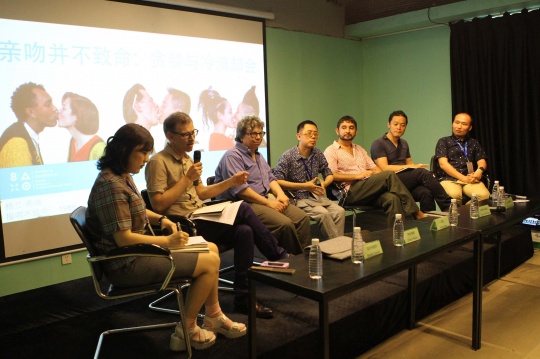 策展人马可·丹尼尔与艺术家希拉·佩佩、洪浩、海克特·扎莫拉、小泉明郎（从左二到右二）在新闻发布会现场交流
