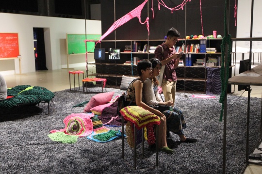 美国女性艺术家希拉·佩佩延续其过往对于女性主义和编织技法的关注，在展厅构建了装置《为了人民》，实则充当了展览空间的研究站，展示了与“我们从未参与”相关的众多研究，同时柔软而开放的区域邀请观众及相关的艺术讲座、对话发生于此。
