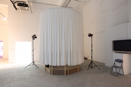 格兰·弗瑞作品《亲吻并不致命》，影像展播之外的摄影棚，会邀请公众进入并记录
