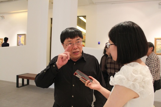 艾轩接受记者采访中
艾轩接受记者采访中