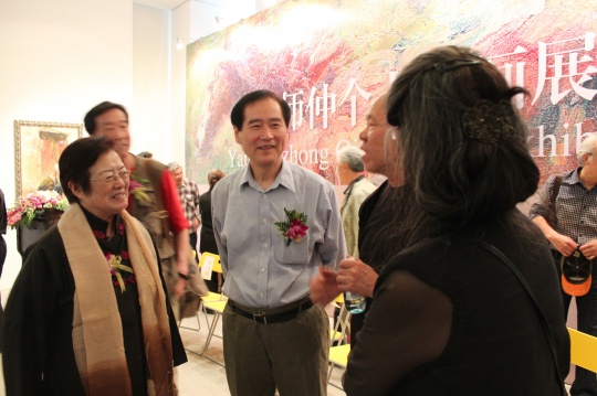 言师仲(左三)与嘉宾交谈
言师仲(左三)与嘉宾交谈