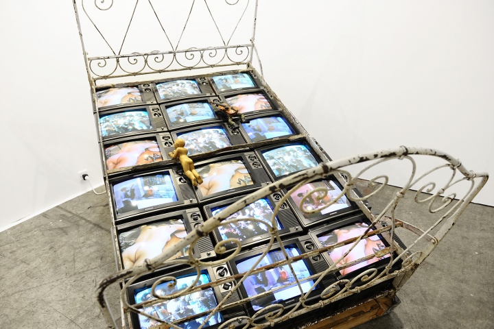 James Cohan画廊带来了国际录像艺术之父白南准的作品《电视床》
