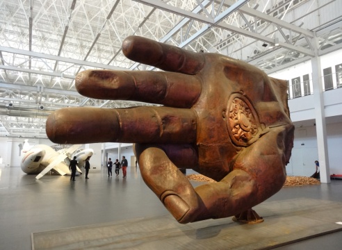 张洹的《佛手》,进入展厅第一件作品
张洹的《佛手》,进入展厅第一件作品