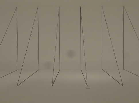 Fred Sandback《无题（雕塑研究：七个直角三角形的建构）》
