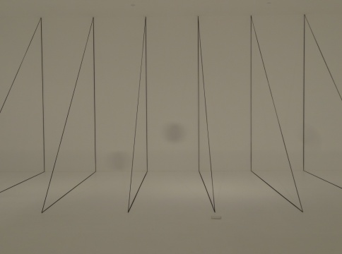 Fred Sandback《无题(雕塑研究:七个直角三角形的建构)》
Fred Sandback《无题(雕塑研究:七个直角三角形的建构)》