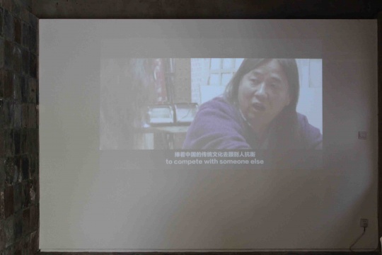 开幕酒会现场的空间,播放着翁菱与严培明对话的视频
开幕酒会现场的空间,播放着翁菱与严培明对话的视频