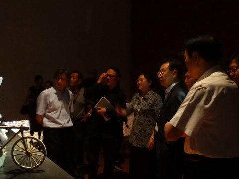 中国美术馆馆长范迪安 展览学术主持高世明 陪同领导参观展览 
