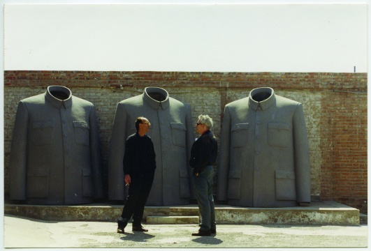 未名摄影师，《戴汉志（左）在北京南城艺术文件仓库（CAAW）》，摄于1999-2000年前后，彩色照片。
