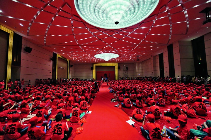 在母亲节当天（5月11日），谷文达携其最新大型装置作品《孝道》亮相佛山，与千名少年共书《孝经》，完成了他的全球艺术计划现场最大的一次创作
