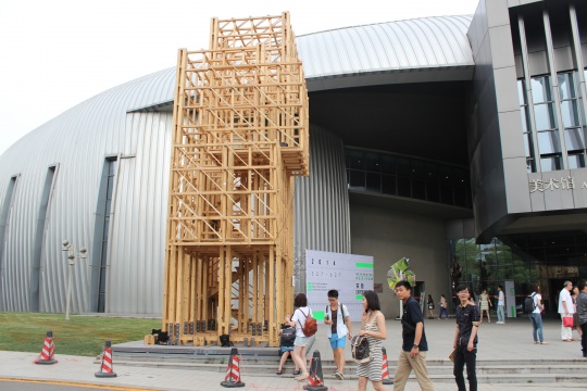 户外作品,夜幕降临,作品底部的彩灯将为整件作品“换装”
户外作品,夜幕降临,作品底部的彩灯将为整件作品“换装”