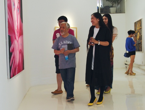 栗宪庭作为嘉宾在现场观看展览
栗宪庭作为嘉宾在现场观看展览