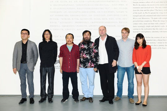 武艺展览开幕式嘉宾合影,左起:夏季风、朱朱、武艺、李津、国外友人等
武艺展览开幕式嘉宾合影,左起:夏季风、朱朱、武艺、李津、国外友人等