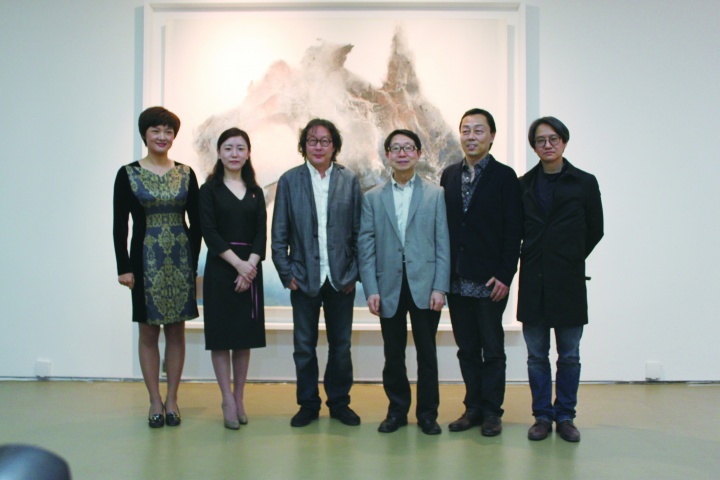 丁彬在展览现场与嘉宾合影
丁彬在展览现场与嘉宾合影