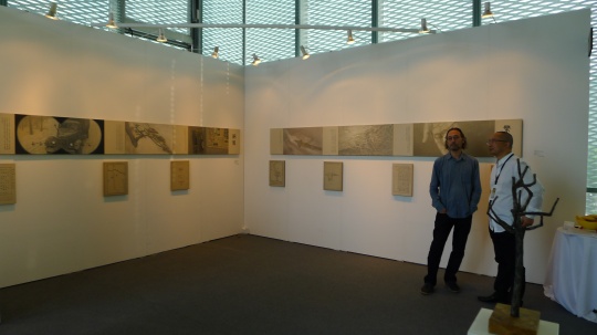 香格纳画廊主劳伦斯（左）和千高原艺术空间画廊主刘杰（右）在千高原艺术空间展位
