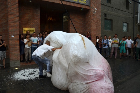 与巨大物体较劲斗狠的行为艺术家