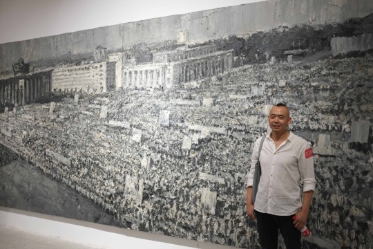 艺术家吕山川与其作品《世界广场·朝鲜》

