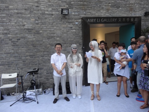 由刘礼宾、罗苇与艾米李画廊负责人李颖进行的开幕式
