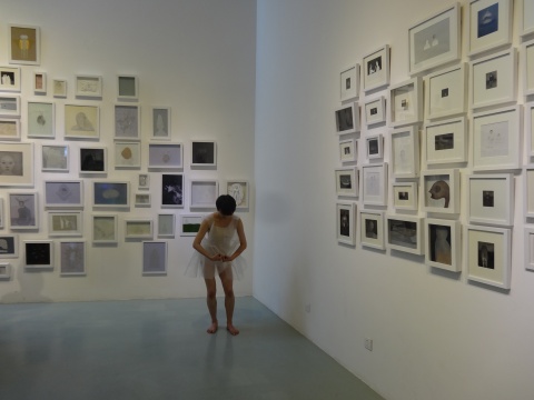 在展厅内进行的即兴表演
在展厅内进行的即兴表演