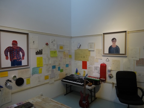 罗苇将工作室的诸多物件搬进展厅
罗苇将工作室的诸多物件搬进展厅