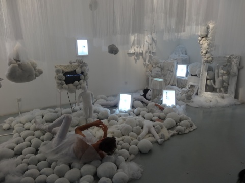 展览的第三部分晶体结构,是罗苇所创建的“晶体行星”项目
展览的第三部分晶体结构,是罗苇所创建的“晶体行星”项目