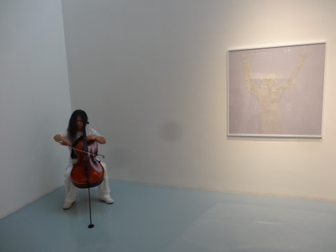 乐手在展厅内即兴演奏
乐手在展厅内即兴演奏