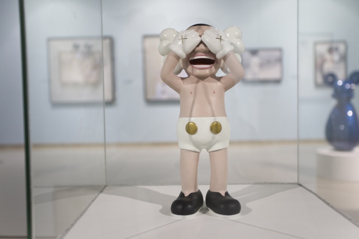 6月6日，昊美术馆温州馆举办了“迪斯尼对话当代艺术展”，图为岳敏君作品

