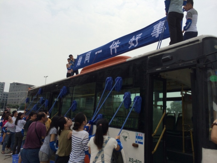 志愿者们在做着“同一件好事”
志愿者们在做着“同一件好事”