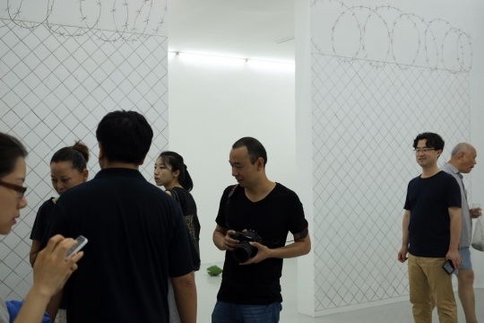 展览开幕现场 刻在墙内的作品““囚徒””
展览开幕现场 刻在墙内的作品““囚徒””