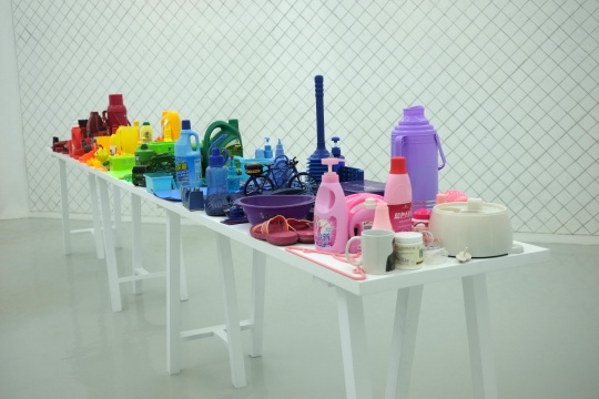 困在铁丝网内的作品《彩虹》
困在铁丝网内的作品《彩虹》