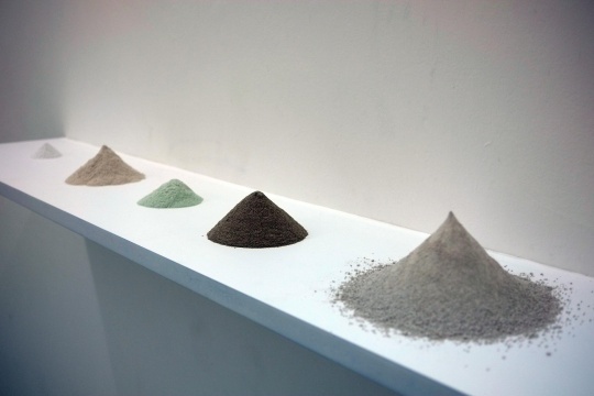 “尘归尘,土归土”作品《粉末》
“尘归尘,土归土”作品《粉末》