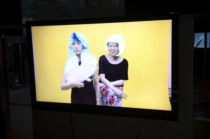空间站展出最新群展“一间不属于你的房间”,图为叶甫纳影像作品。此次展览得到了江南布衣的赞助。
空间站展出最新群展“一间不属于你的房间”,图为叶甫纳影像作品。此次展览得到了江南布衣的赞助。