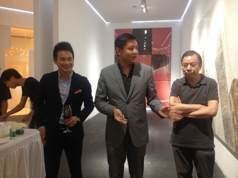 左起为中画廊老板朱高文、策展人徐钢博士、艺术家尚扬
