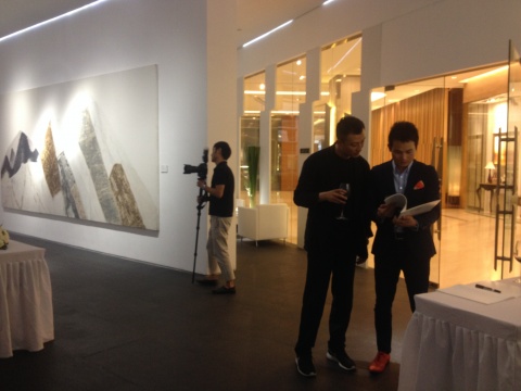 背景作品为尚扬2006年作品《董其昌计划-3》,本次还展出有2014年新作《剩山图-2》,左起为主持人曹涤非、画廊老板朱高文
背景作品为尚扬2006年作品《董其昌计划-3》,本次还展出有2014年新作《剩山图-2》,左起为主持人曹涤非、画廊老板朱高文