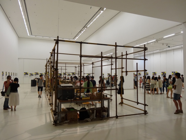 西安美术馆二层主展厅正在进行的展览“模幻现实主义”展出的是西安美院动画系学生的制景作品
西安美术馆二层主展厅正在进行的展览“模幻现实主义”展出的是西安美院动画系学生的制景作品