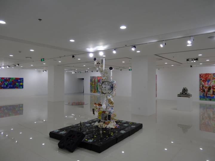 “开关”展由空降至此的数位艺术家与本地艺术家共同组成,展厅布置得十分有序
“开关”展由空降至此的数位艺术家与本地艺术家共同组成,展厅布置得十分有序