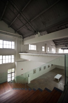 空间使用的是建于30年代的大型纺织厂建筑
空间使用的是建于30年代的大型纺织厂建筑