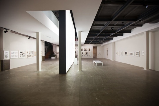 展厅布局 朴素的不只是来自“作品”,还有展厅布置,比如展墙的各种细节
展厅布局 朴素的不只是来自“作品”,还有展厅布置,比如展墙的各种细节