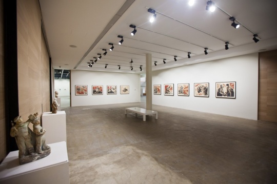 展厅中点缀了小型雕塑,风格统一
展厅中点缀了小型雕塑,风格统一