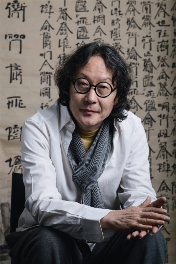 徐冰（b.1955)
代表展览：1月25日，“徐冰：回顾展”，台北市立美术馆
          5月24日，徐冰个展“背后的故事：富春山居图”研究展，中间美术馆
其它：1月18日，徐冰做客央视《开讲啦》，进行关于“创造力从哪来”的演讲
          本季春拍，徐冰以成交总额4351万挺进指标艺术家总成交额拍卖前10，其中作品《桃花源记》以828万元成交。
百度搜索：456,000
记录：《Hi艺术》2014年3月刊“Hi明星《徐冰 现实涅槃》”
编者印象：严肃，还是严肃；以及传闻中的“一丝不苟”
