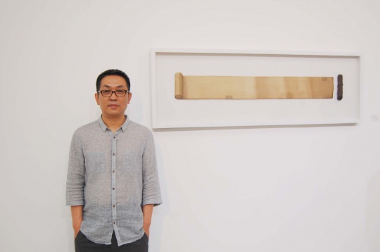 艺术家姜吉安与他为此次展览创作的新作
艺术家姜吉安与他为此次展览创作的新作