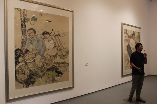 顾振清在雷子人作品前导览
顾振清在雷子人作品前导览