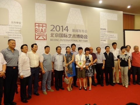 在发布会结束后,到场嘉宾在台前合影
在发布会结束后,到场嘉宾在台前合影