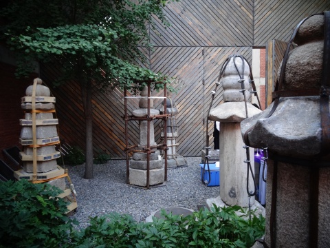 赵赵的装置作品被放置在前波的庭院内，搭配十分和谐
