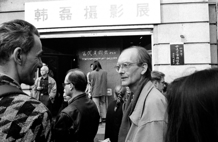 戴汉志在韩磊的摄影展上 图片提供:张离 戴汉志在韩磊的摄影展上 图片提供:张离