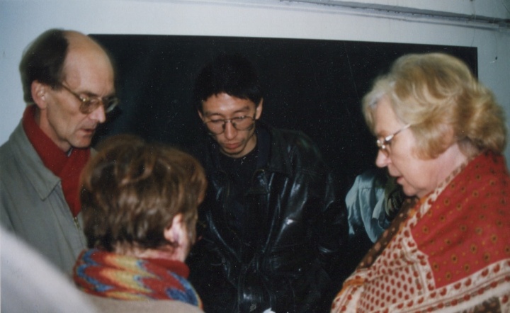 戴汉志在1996年王兴伟个人展览上 图片提供:张离
戴汉志在1996年王兴伟个人展览上 图片提供:张离