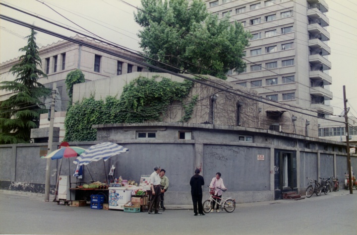 1996年NAAC在北京王府井校尉胡同设立的cifa Gallery，后面的建筑依次为中央美院画廊、陈列馆、宿舍楼   图片提供：张离
