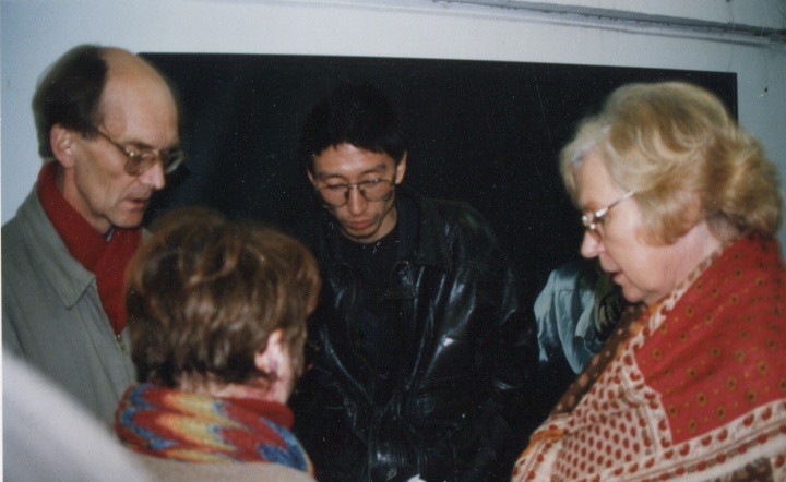戴汉志在1996年王兴伟个人展览上  图片提供：张离
