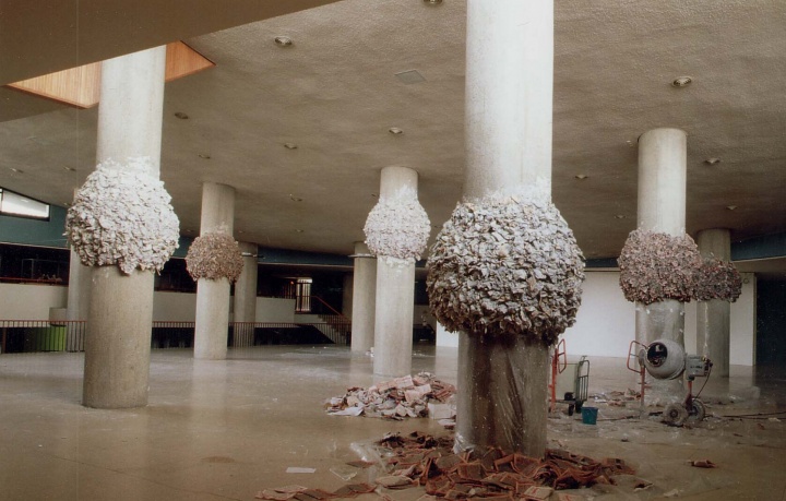 1993“中国前卫艺术展”黄永砯作品现场     图片提供：施岸笛